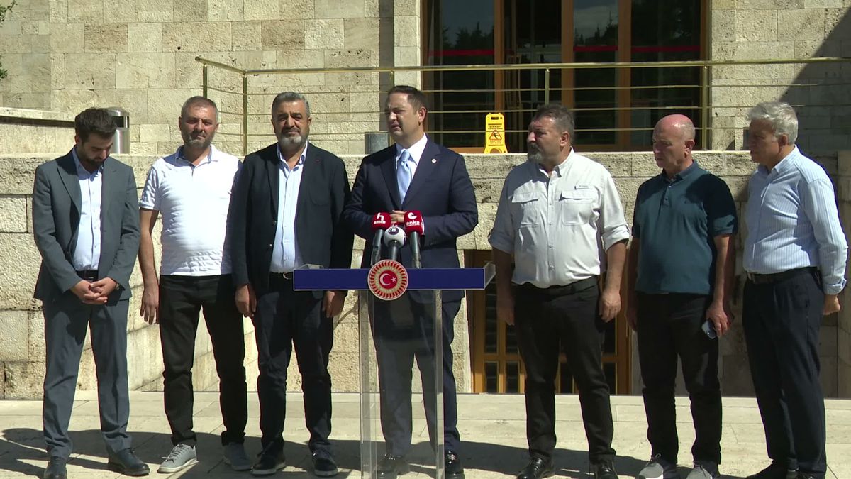Umuk Akdoğan, servis aracının direksiyonuna geçti: “Geçen yıldan bu yıla 7 litre, son seçimden bu yana 40 litre mazotumuzu kim çaldı?'