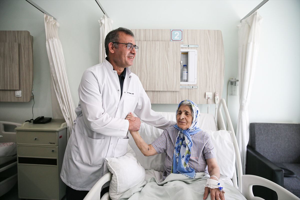Uzun yıllardır kalp rahatsızlığı çeken hasta az uygulanan TAVI yöntemiyle sağlığına kavuştu