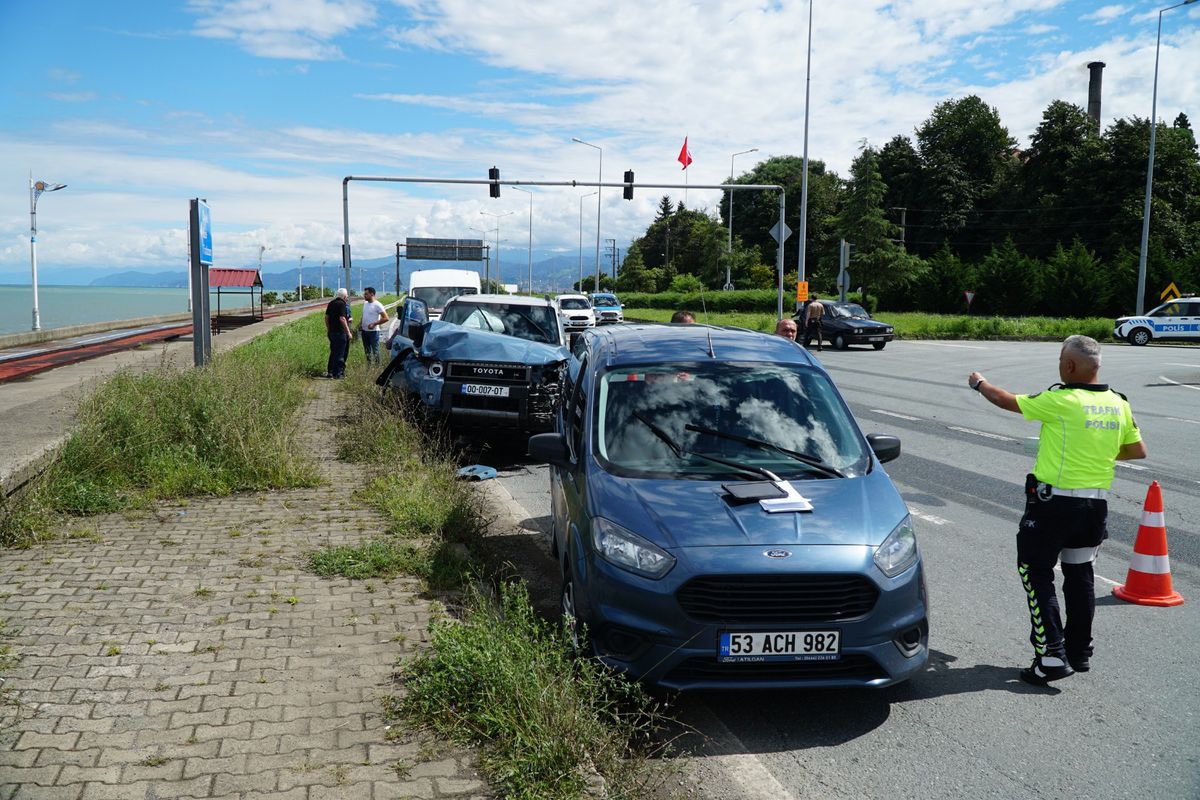Yabancı plakalı cip, kırmızı ışıkta bekleyen 3 araca çarptı: 1 yaralı