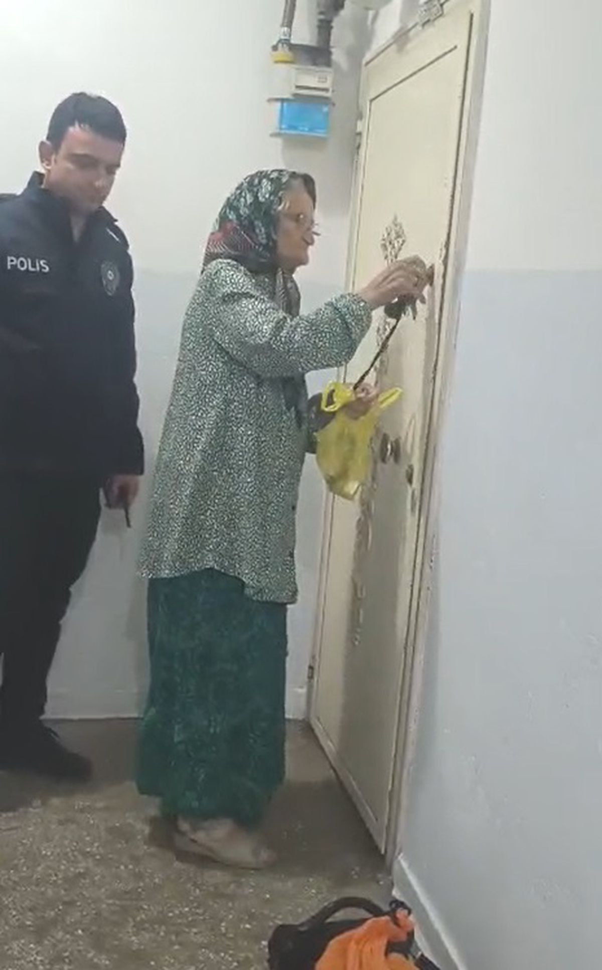 Yolunu kaybeden 76 yaşındaki kadını polis evine ulaştırdı