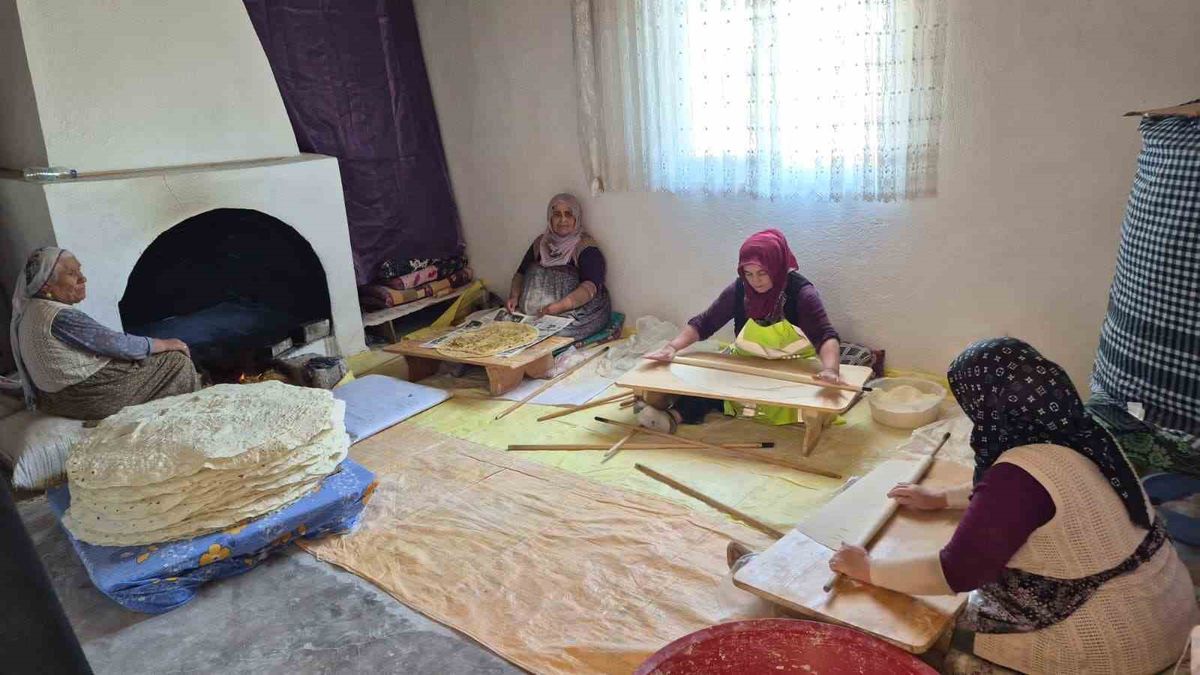 Yozgat’ta imece usulü kışlık yufka ekmek hazırlığı sürüyor