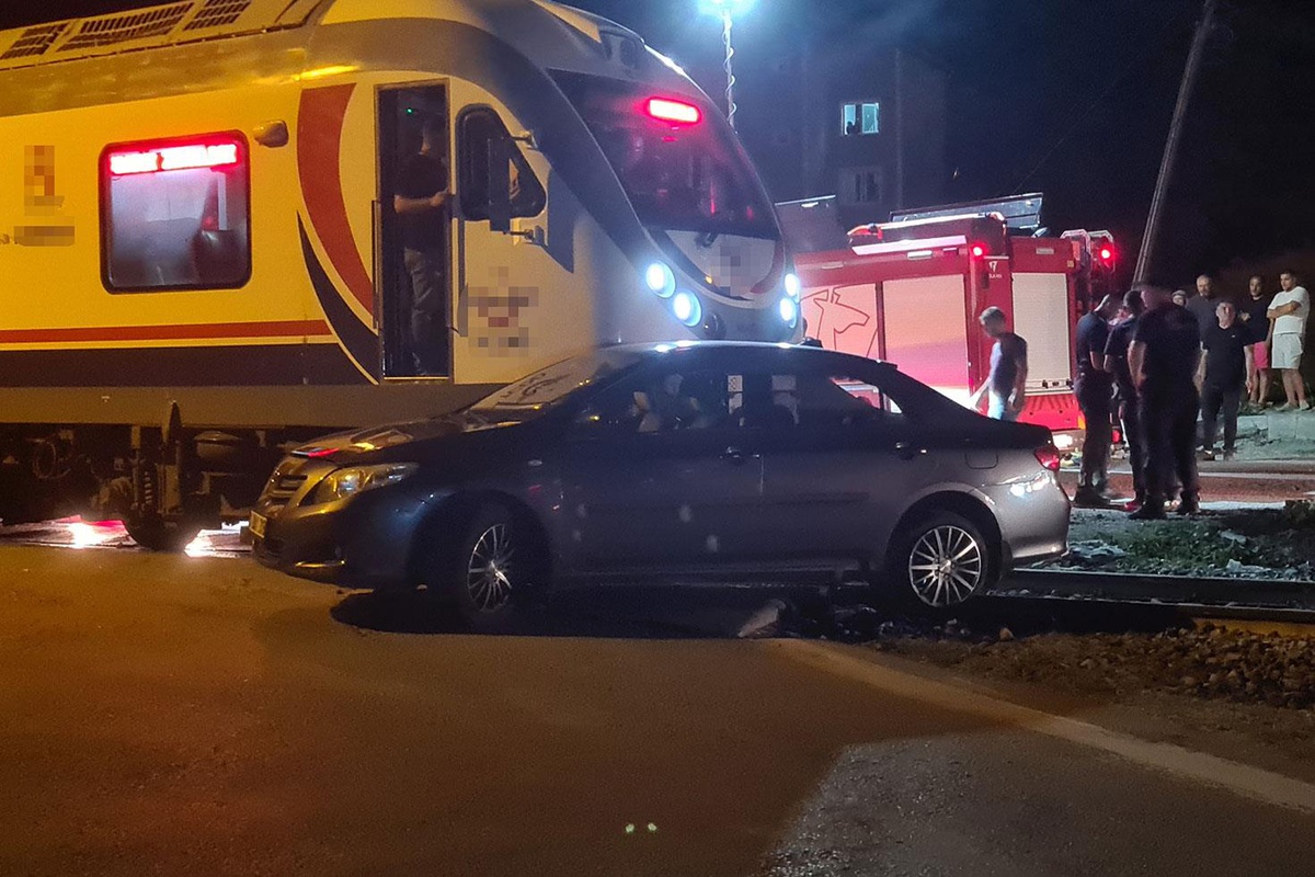 Yolcu treni hemzemin geçidinde otomobile çarptı: 5 yaralı
