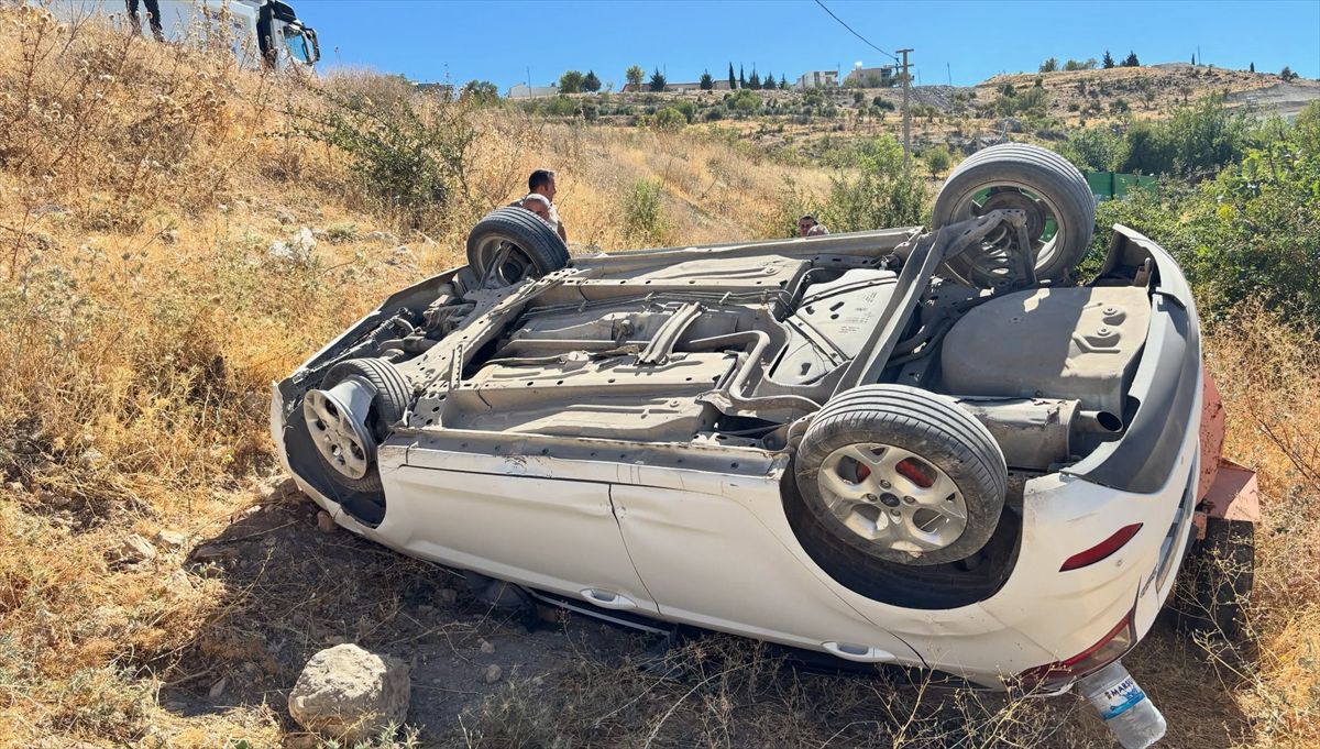 Adıyaman'da şarampole devrilen otomobildeki 2 kişi yaralandı
