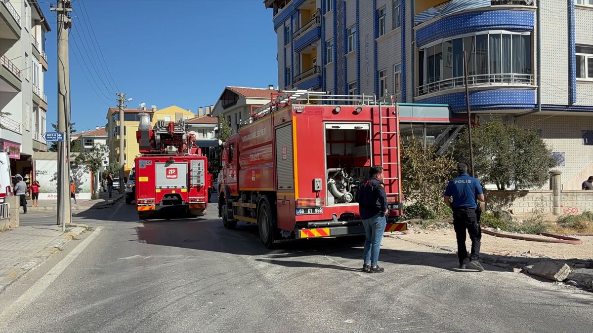Aksaray'da 5 katlı apartmandaki yangın hasara neden oldu
