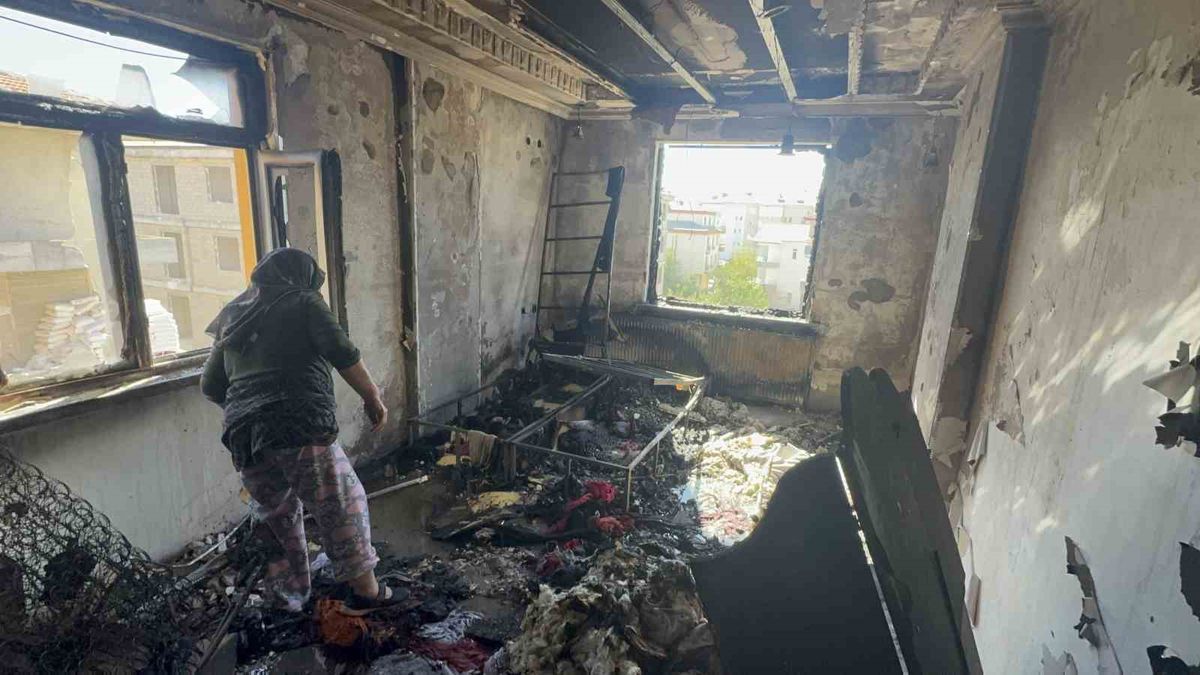 Aksaray’da çakmakla oynayan 2 yaşındaki çocuk evi yaktı