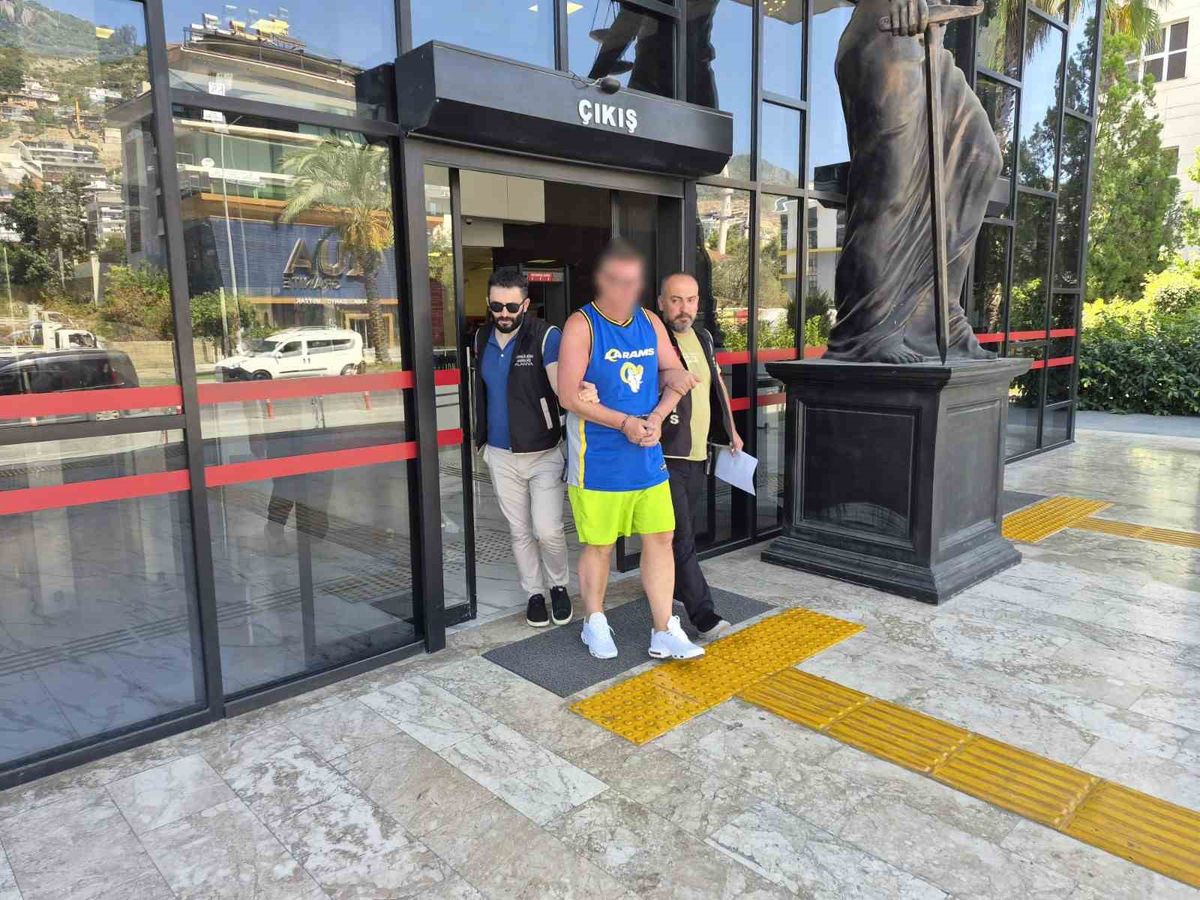 İngiliz turist Stephen Kerr, Türk bayrağına tükürdüğü gerekçesiyle tutuklandı