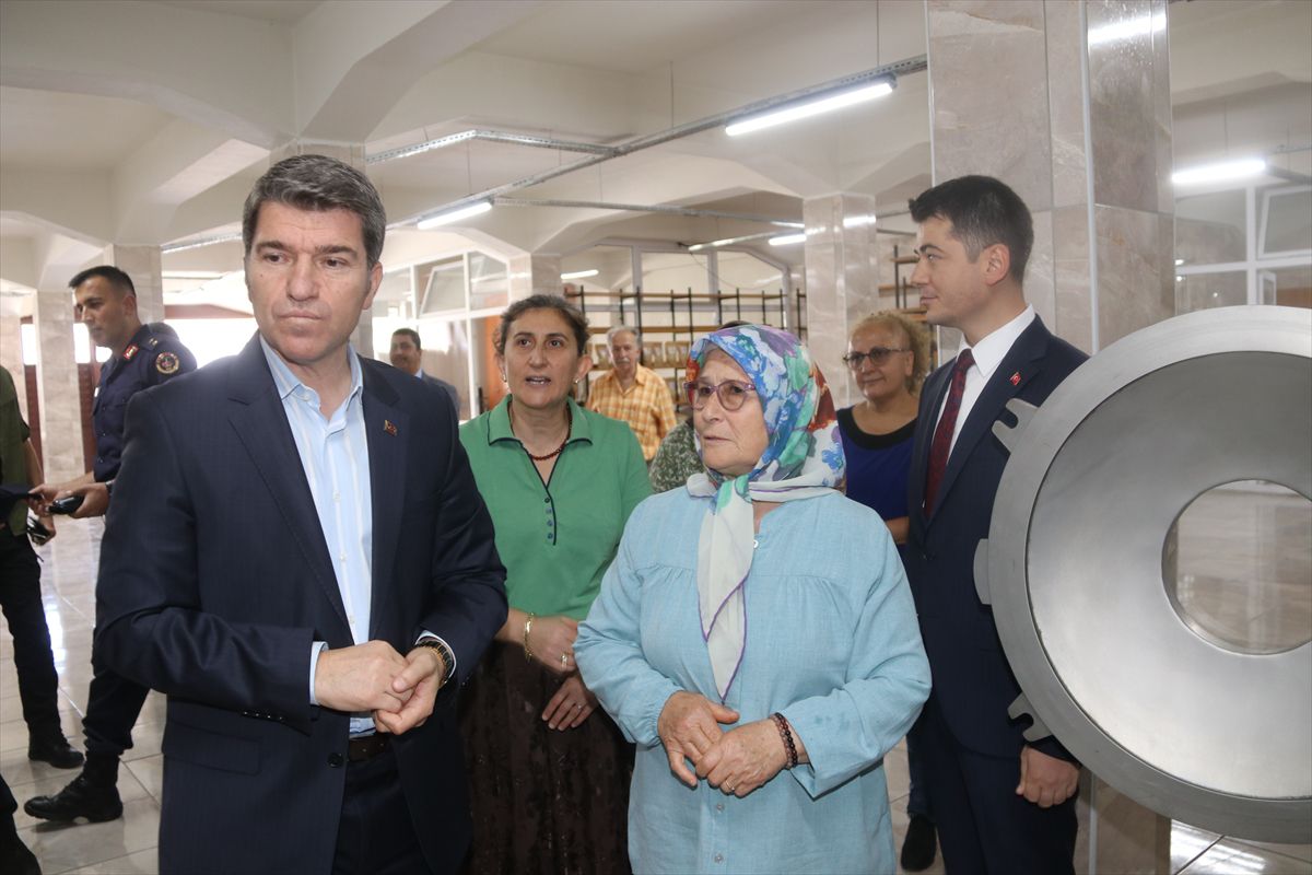 Amasya Valisi Bakan, Taşova ilçesinde kadın kooperatifini ziyaret etti