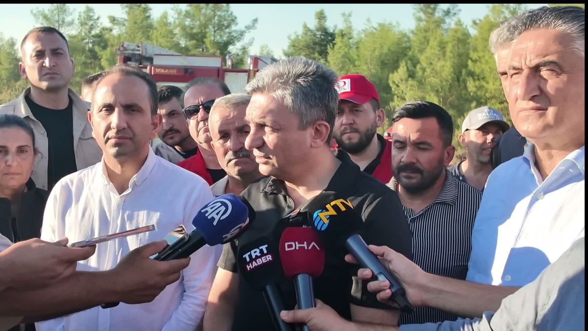 Antalya Valisi Şahin, Aksu'da 2 gün önce başlayan yangının Kepez'in bir mahallesinde sürdüğünü bildirdi