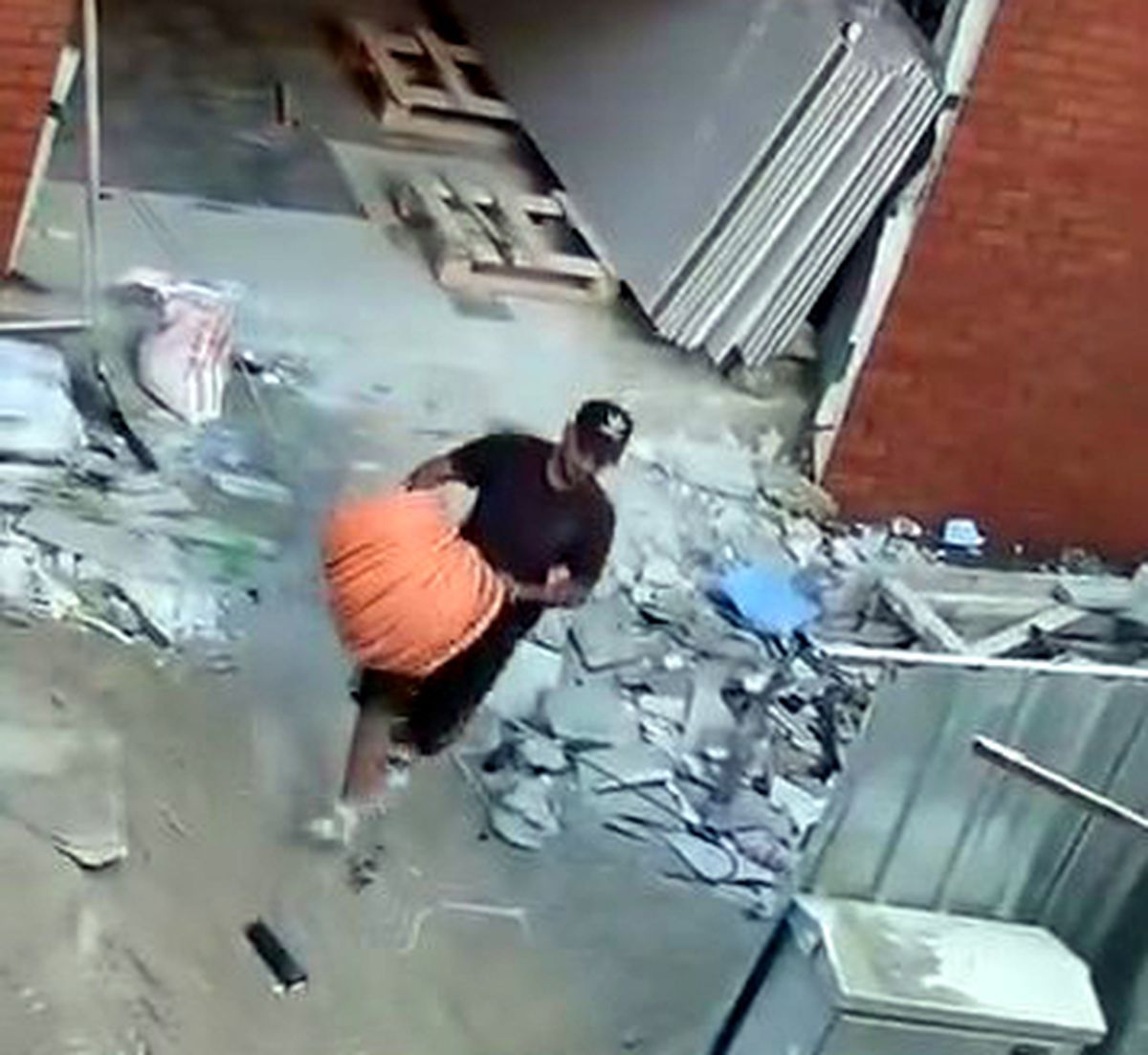 Avcılar’da aile sağlığı merkezi inşaatından kablo hırsızlığı kamerada