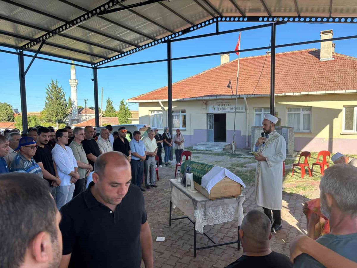Babaeski’de kazada hayatını kaybeden çocuk son yolculuğuna uğurlandı