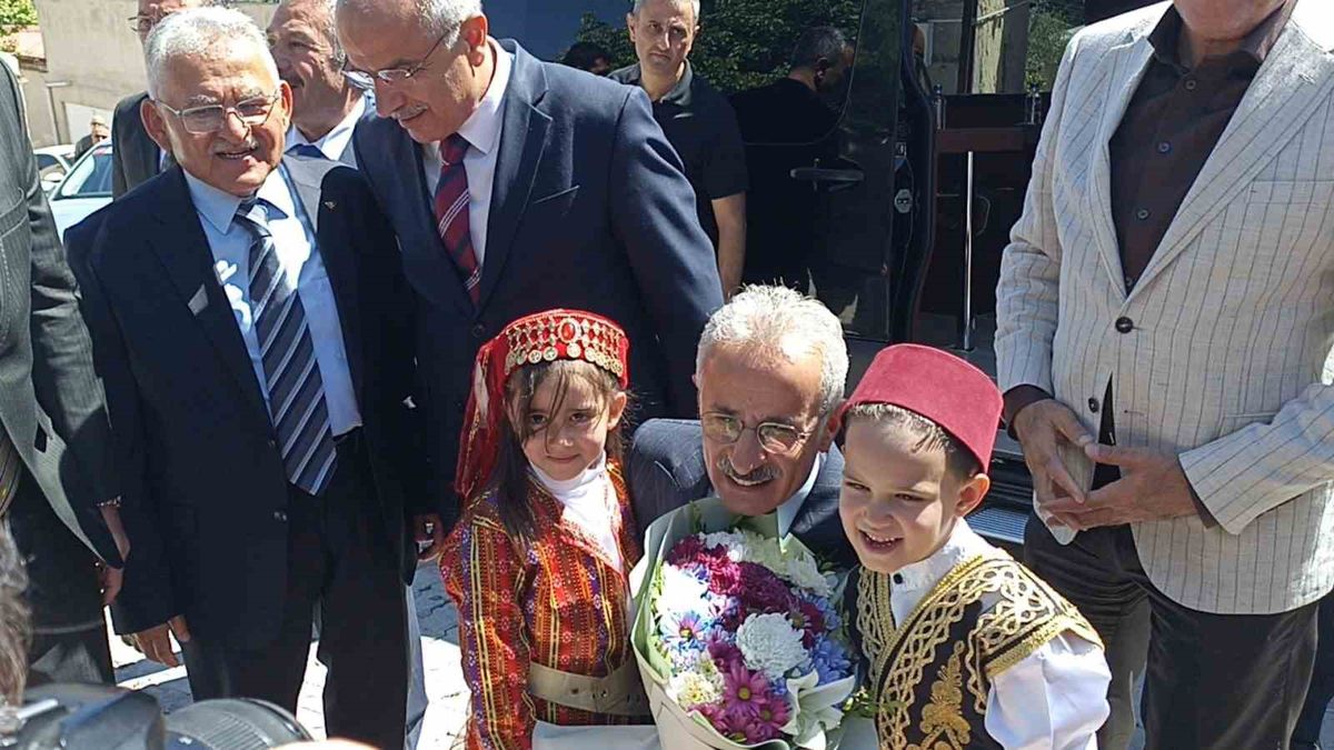 Bakan Uraloğlu, 'En iyi yaptığımız iş insanların gönlüne köprü kurmak'