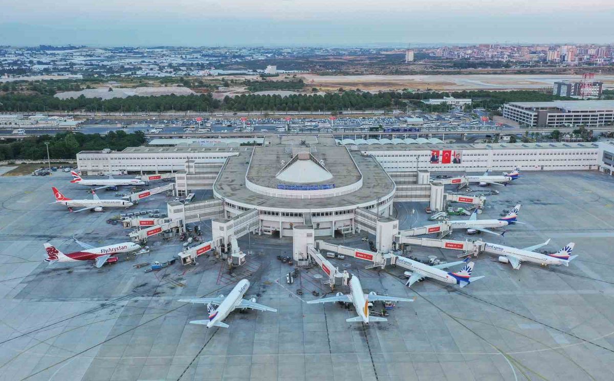 Bakan Uraloğlu: 'Türkiye geneli havalimanları, direkt transit yolcular ile birlikte toplam 167 milyon 552 bin 966 yolcuya hizmet verdi'