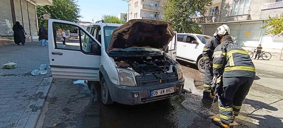 Batman’da park halindeki araçta yangın