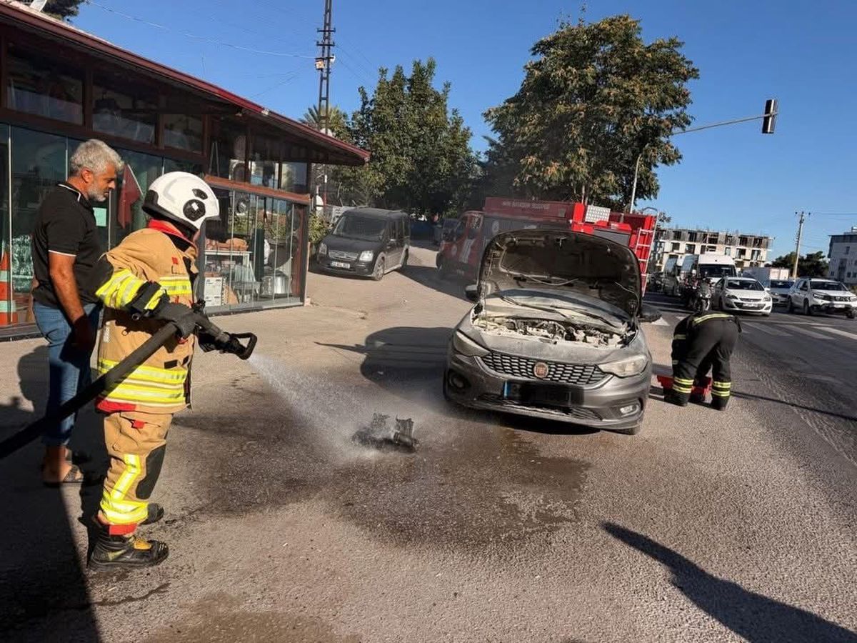 Belen’de otomobilin motorundan alev yükseldi