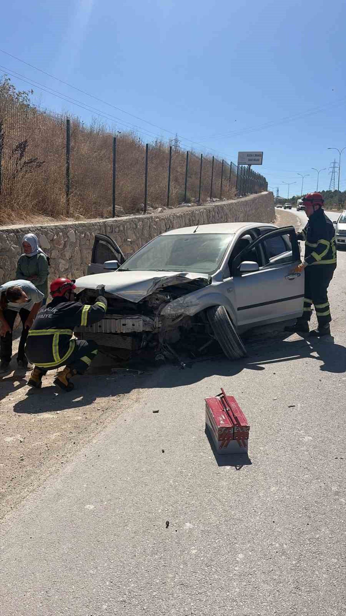 Bilecik’te seyir halinde kontrolden çıkan otomobil istinat duvarına çarptı