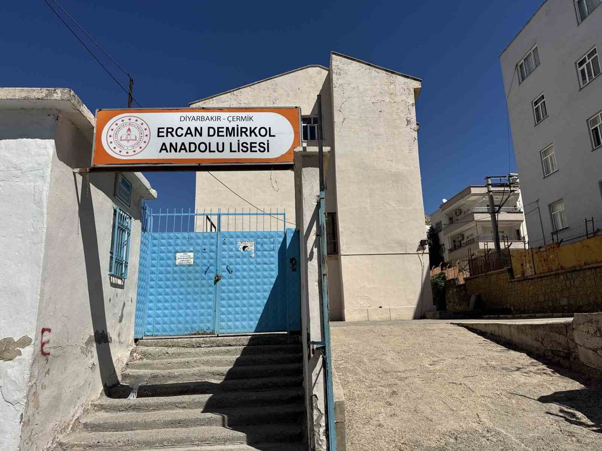 Çermikte yarım asırlık okul yıkılıyor