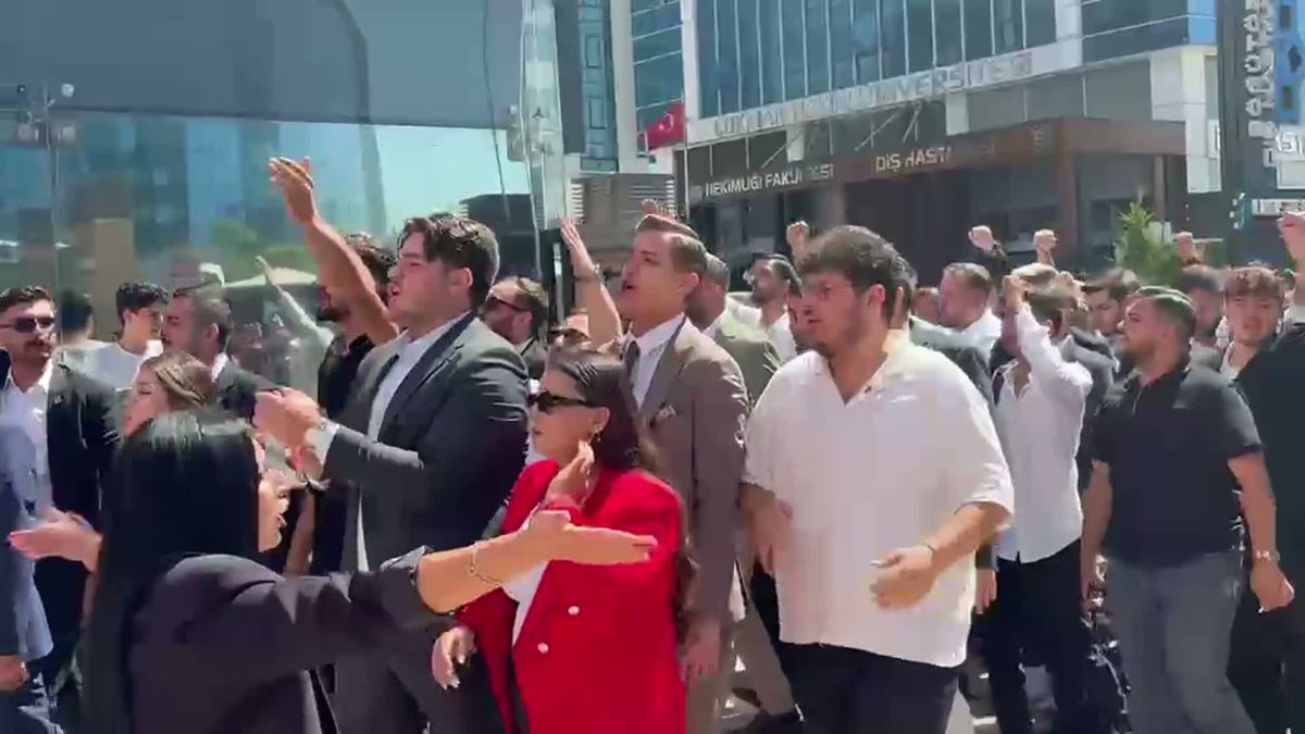 CHP Gençlik Kolları’ndan marşlar ve sloganlarla 103’üncü yıl kutlaması