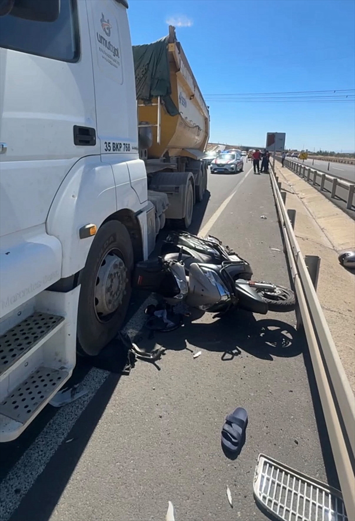 Çorlu'da hafriyat kamyonuyla çarpışan motosikletin sürücüsü yaralandı