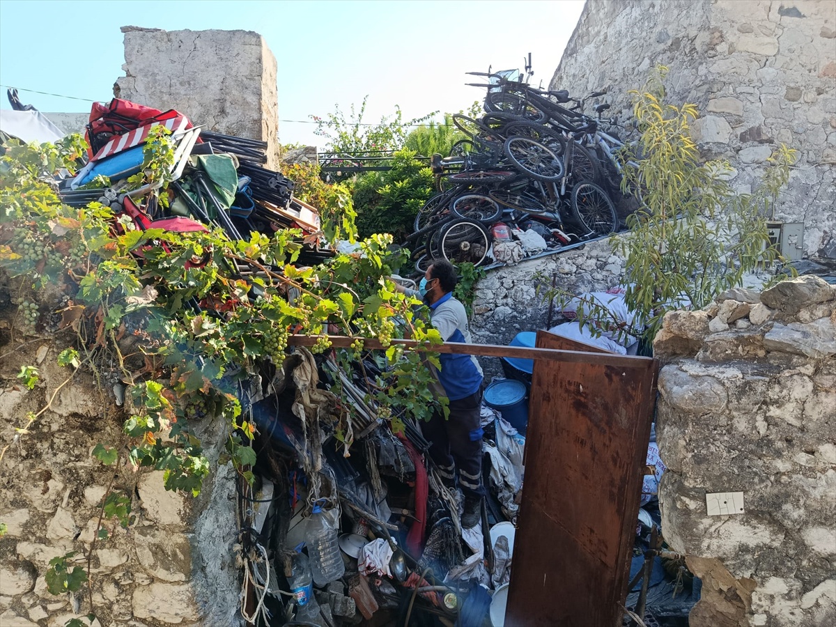 Datça'da bir evden yaklaşık 5 ton atık çıkarıldı