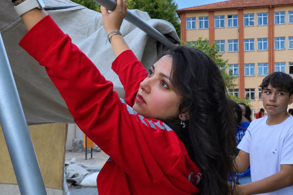 Depremde 2 arkadaşını kaybeden Zeynep, gönüllü arama kurtarma personeli oldu