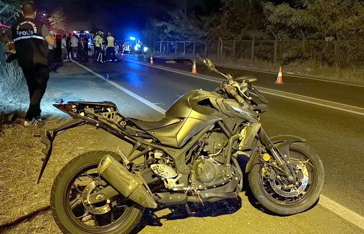 Devrilen motosikletten midibüsün altına savrulan sürücü hayatını kaybetti