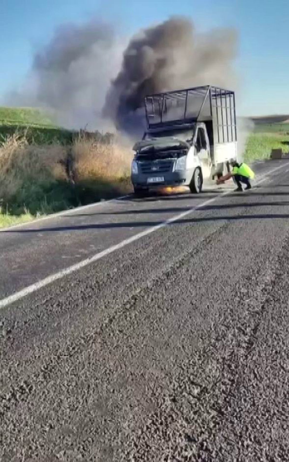 Diyarbakır’da seyir halindeki kamyonet küle döndü