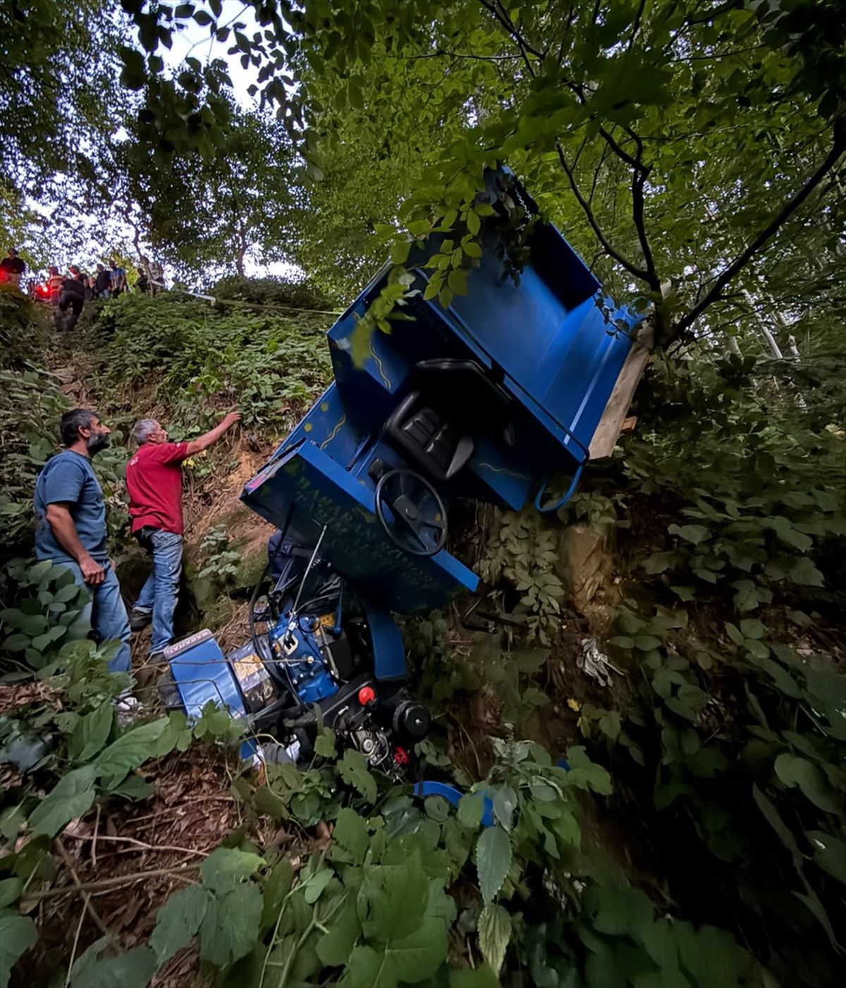 Düzce'de uçuruma devrilen tarım aracının sürücüsü öldü
