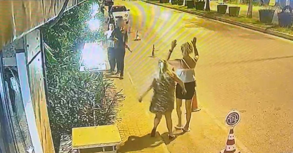 Elinde uzun namlulu plastik silahla sokağa çıktı polisi alarma geçirdi