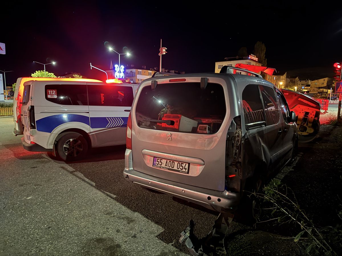 Erzurum'da hafif ticari araca çarpan motosikletin sürücüsü ağır yaralandı