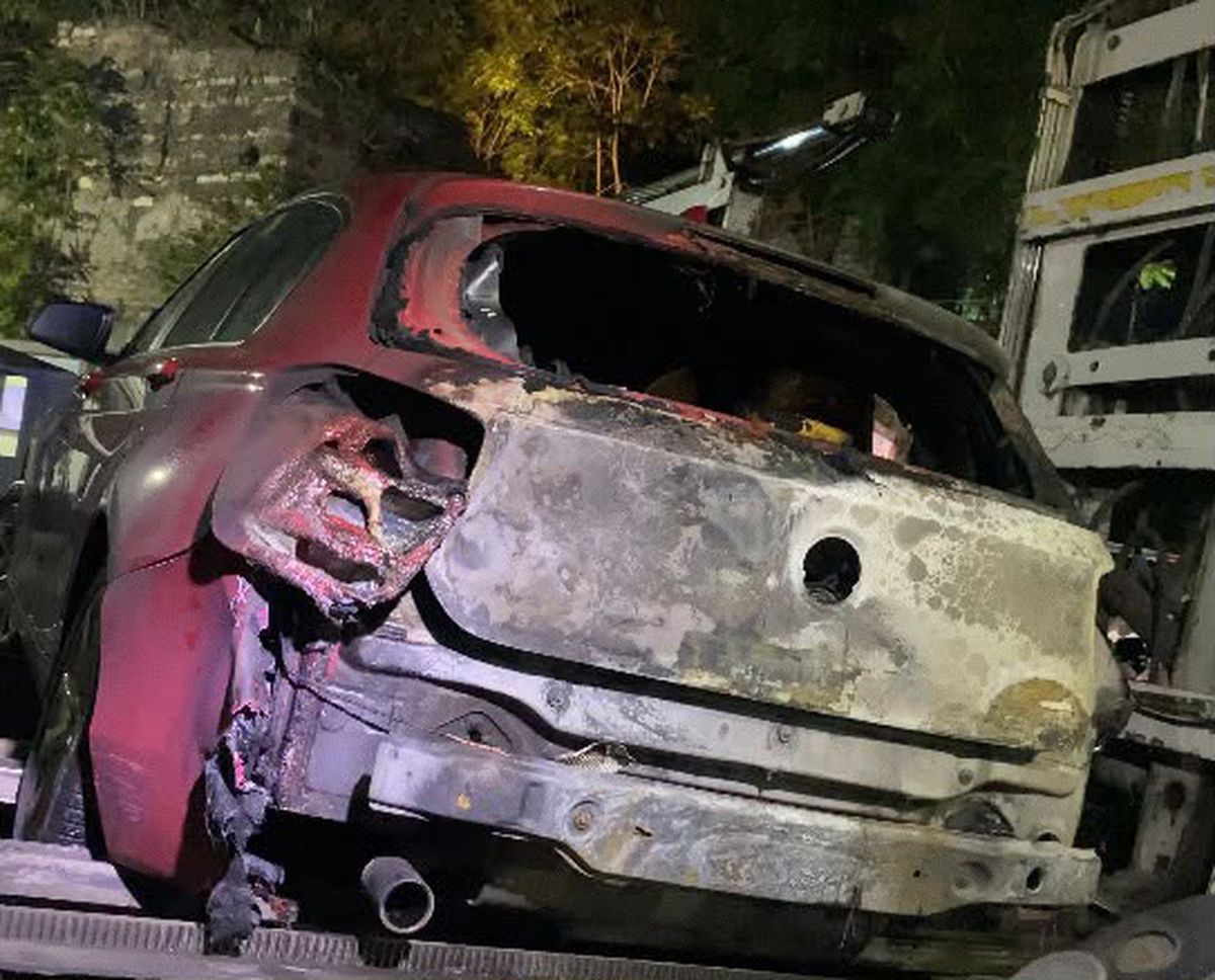 Fatih'te seyir halindeki otomobil alev alev yandı
