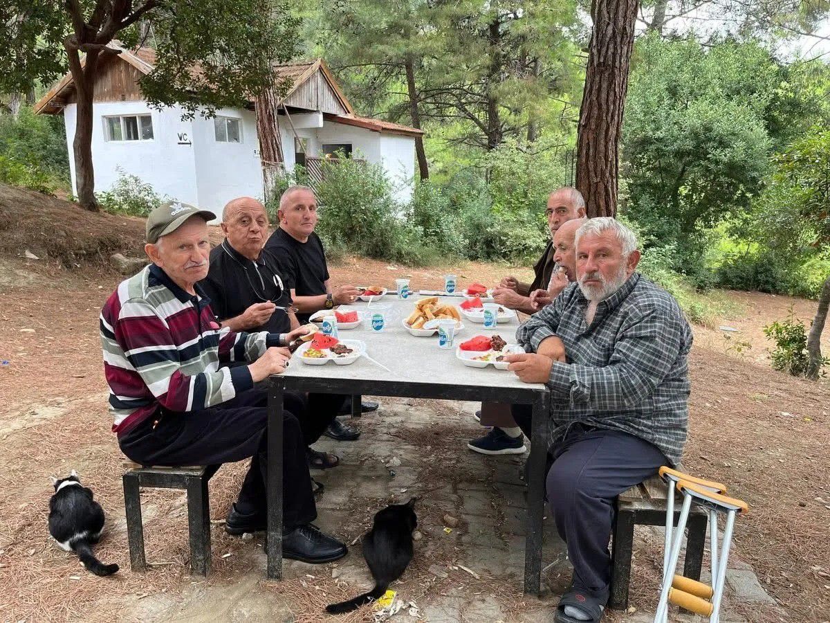 Gerze’de huzurevi sakinleri doğada moral depoladı