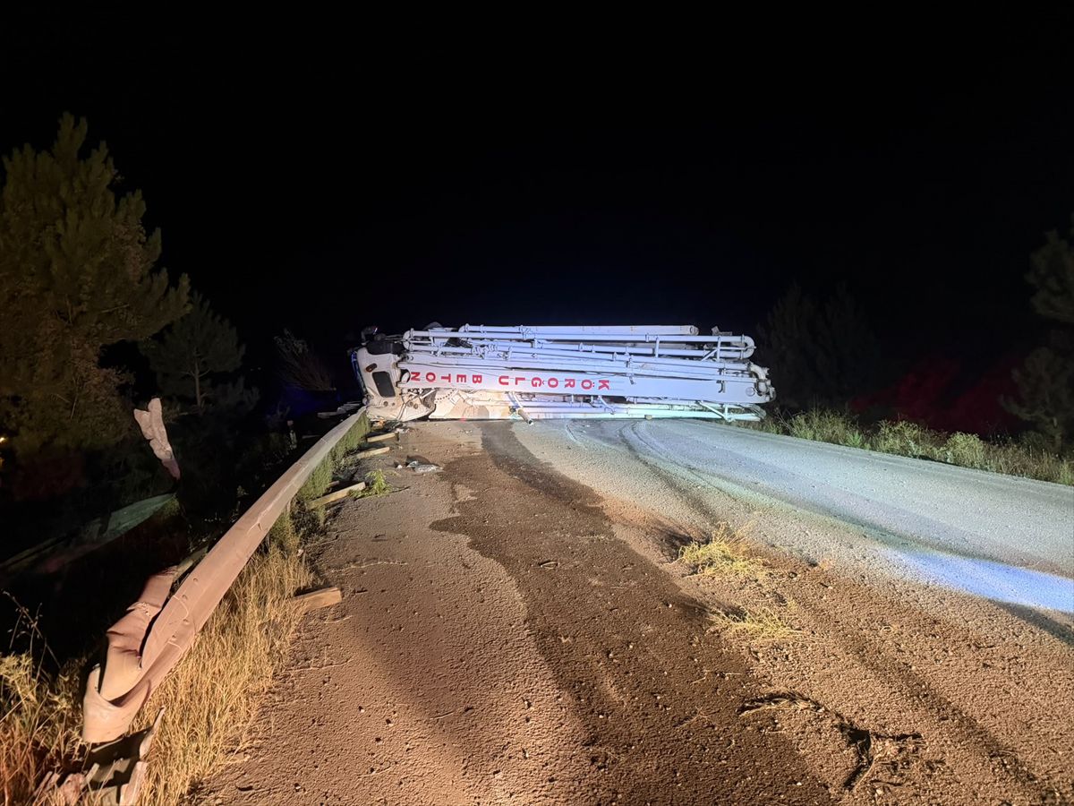 Göynük'te devrilen beton pompasındaki 2 kişi yaralandı