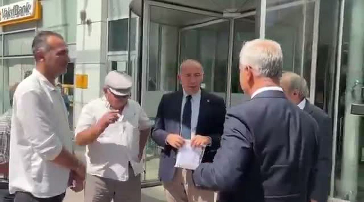 Gürsel Tekin'den icra dairesine ziyaret: CHP, bugün de borç içindeki milyonlarca insan için umut olmak zorunda