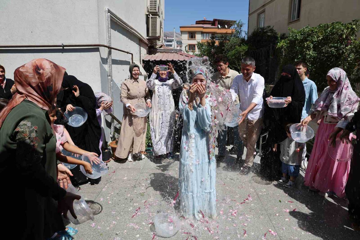 Hafızlığını tamamlayan Fatma Zehra’dan doktor babaya duygulandıran sürpriz