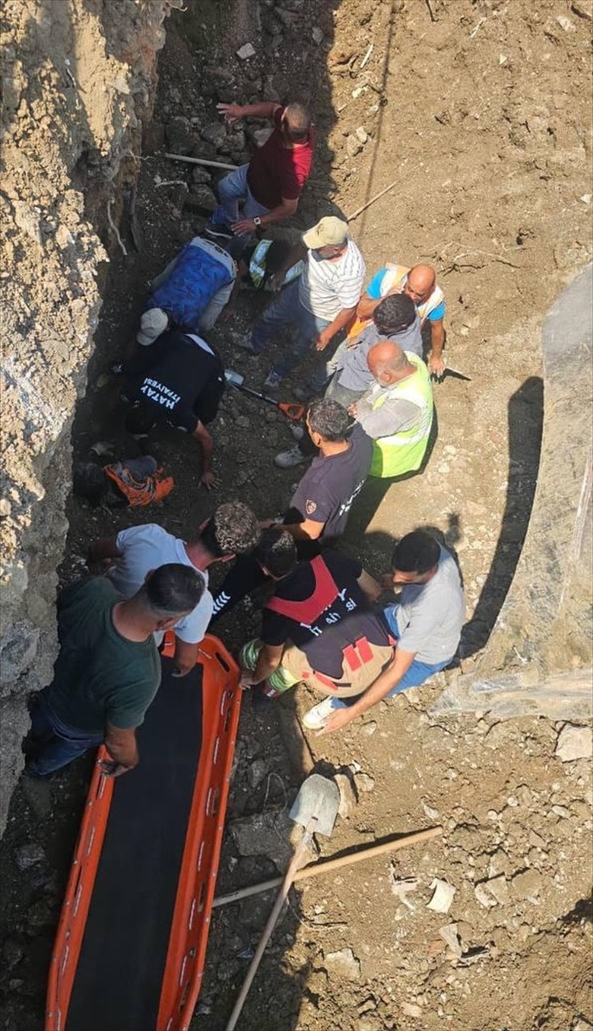 Hatay'da altyapı çalışması sırasında toprak altında kalan 2 işçi kurtarıldı