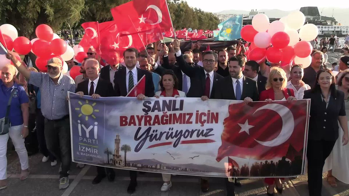 İYİ Parti'den İzmir'in kurtuluşunun 104. yılında 'Bayrak' yürüyüşü