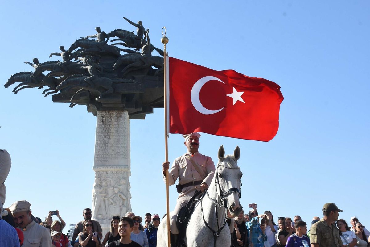 İzmir'de 9 Eylül kutlamaları 'Zafer Yürüyüşü' ile başladı