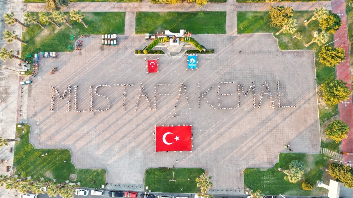 İzmir'de Ülkü Ocaklarından 9 Eylül'e özel 'Mustafa Kemal' koreografisi