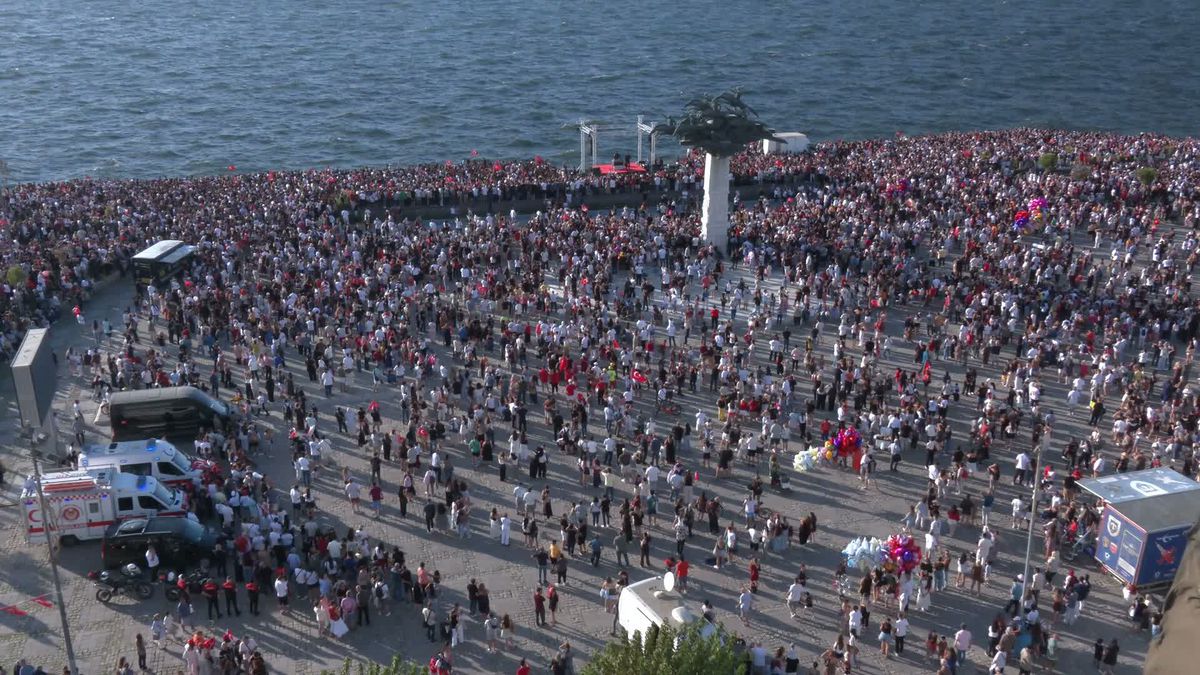 İzmir semalarında 9 Eylül coşkusu: SoloTürk’ten nefes kesen gösteri