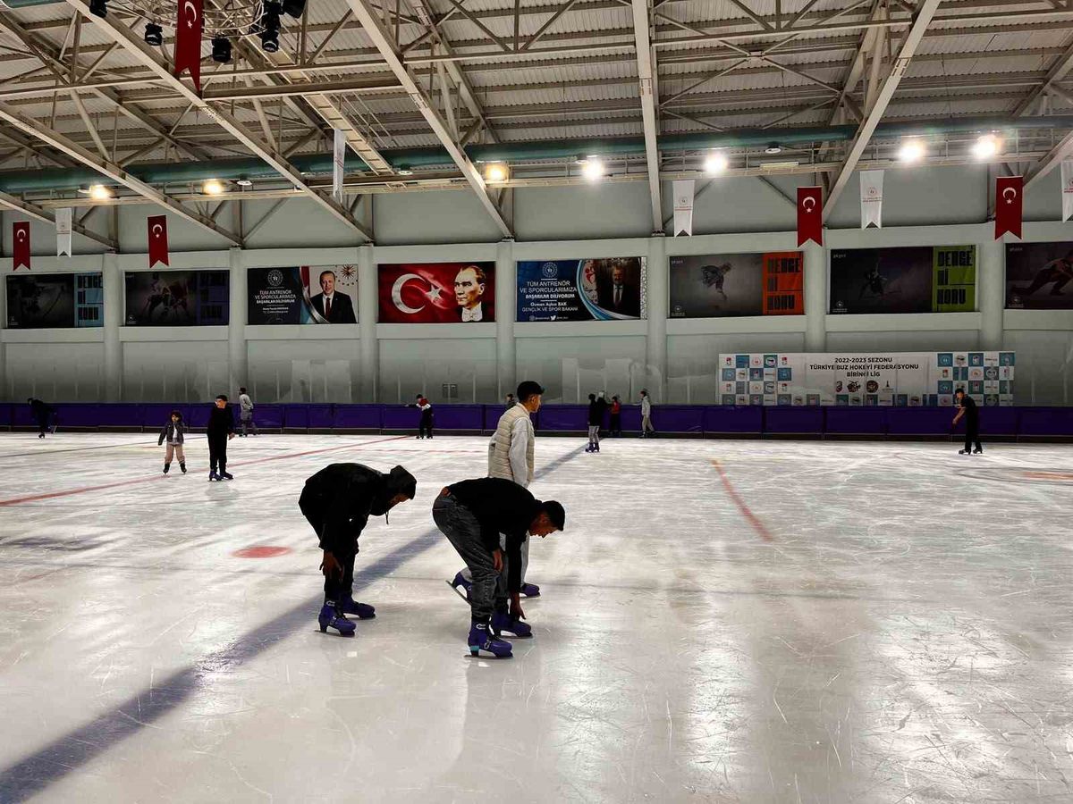 Kars’ta buz pistinde hareketli günler: Halk seansları devam ediyor