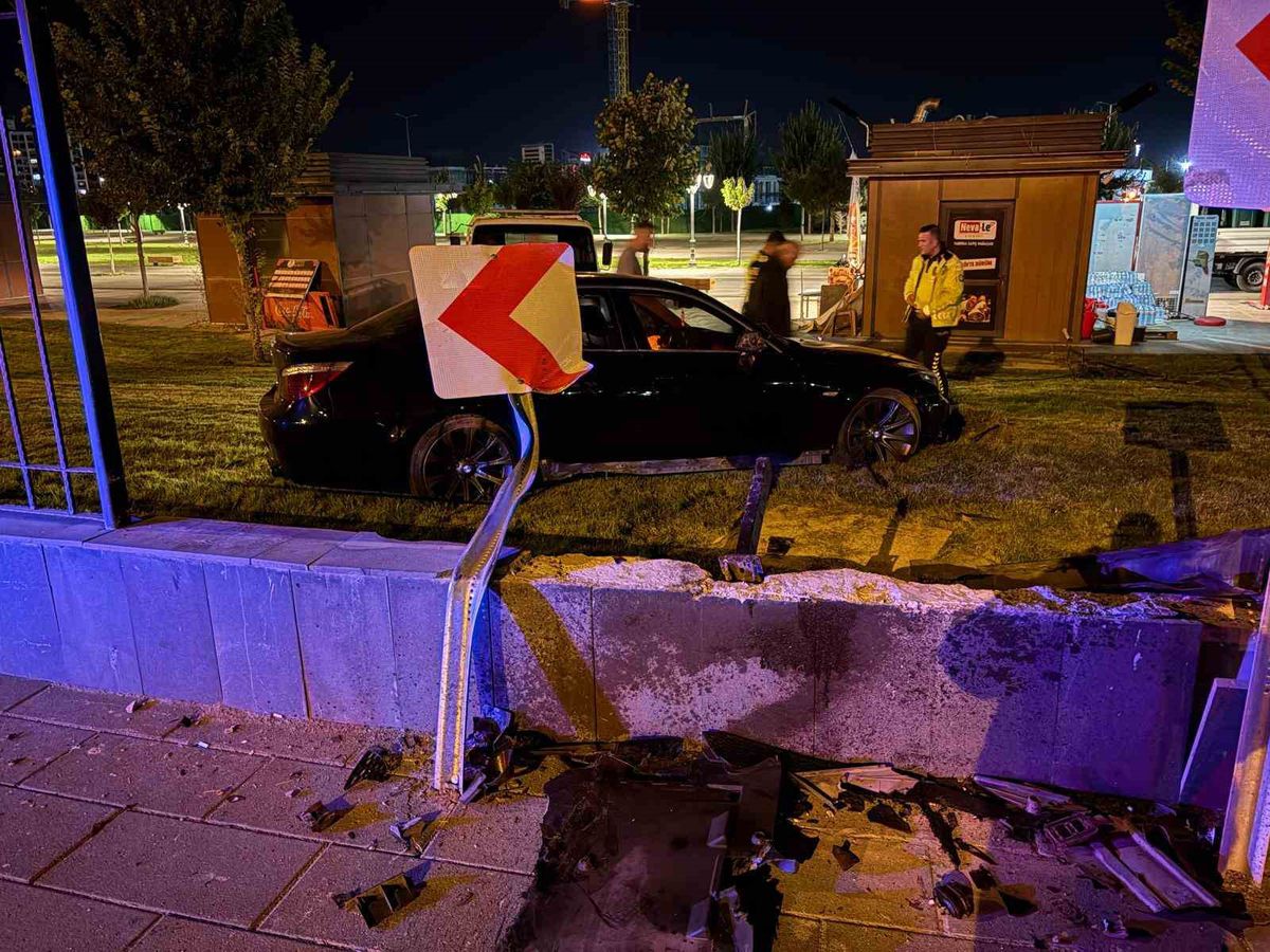 Kayseri’de bir garip kaza: Kaldırımdan seken otomobil 1 metrelik duvarı aştı