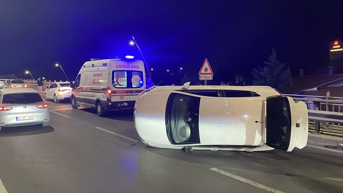 Kayseri'de iki otomobilin çarpıştığı kazada devrilen aracın sürücüsü yaralandı