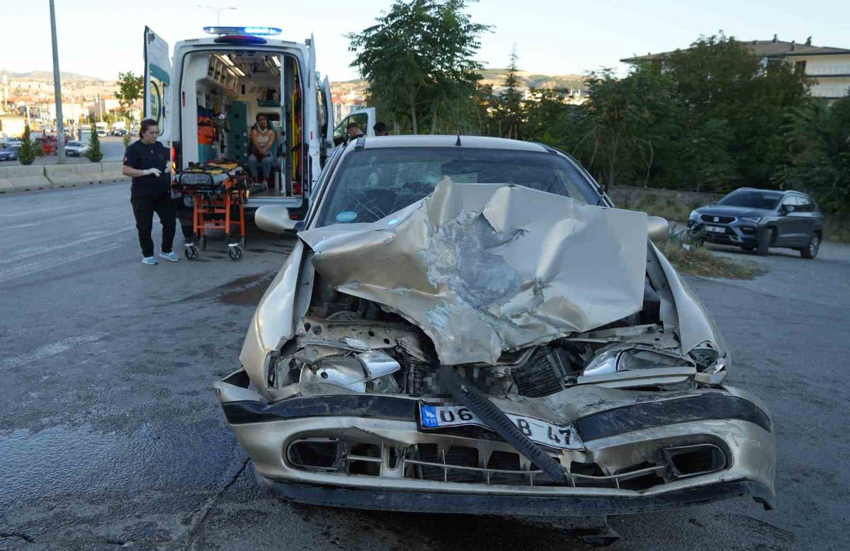 Kırıkkale’de minibüs ile otomobil çarpıştı: 3 yaralı