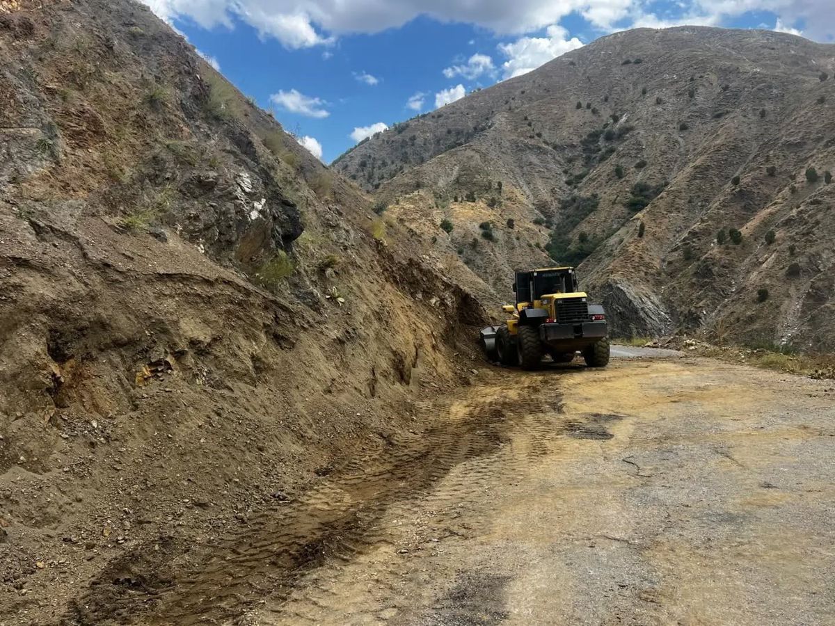 Köy yollarında bakım ve onarım çalışmaları sürüyor