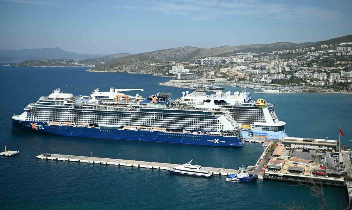 Kuşadası’na 2 kruvaziyerle 7 bin 818 turist geldi