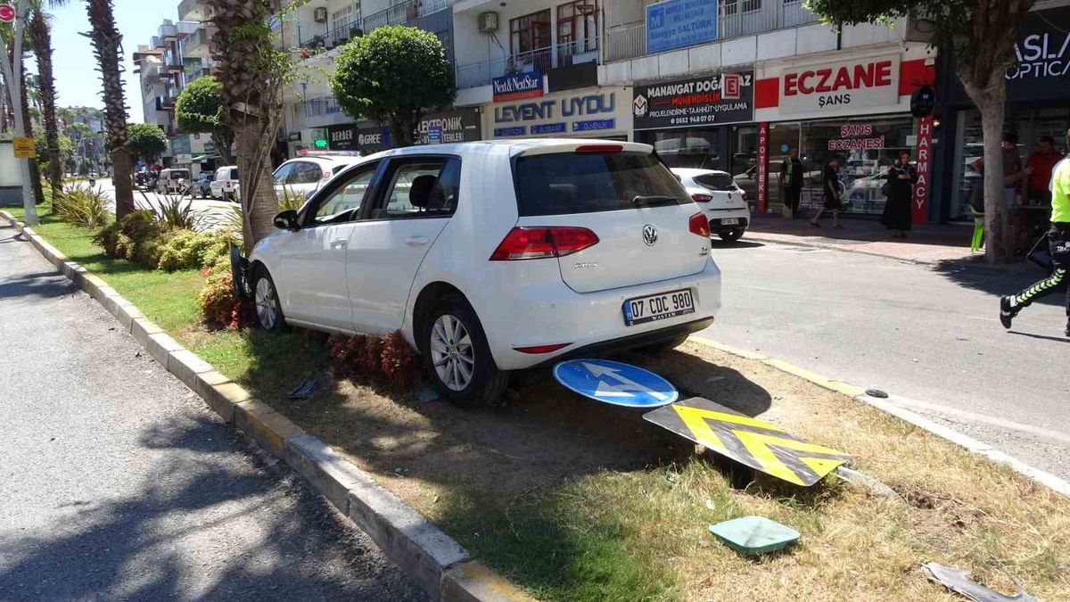 Manavgat’ta otomobiller çarpıştı: 2 yaralı
