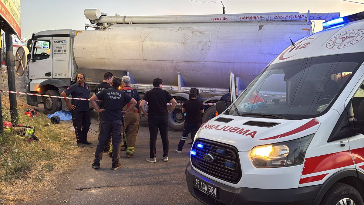 Manisa’da kamyon ile çarpışan motosikletin sürücüsü öldü