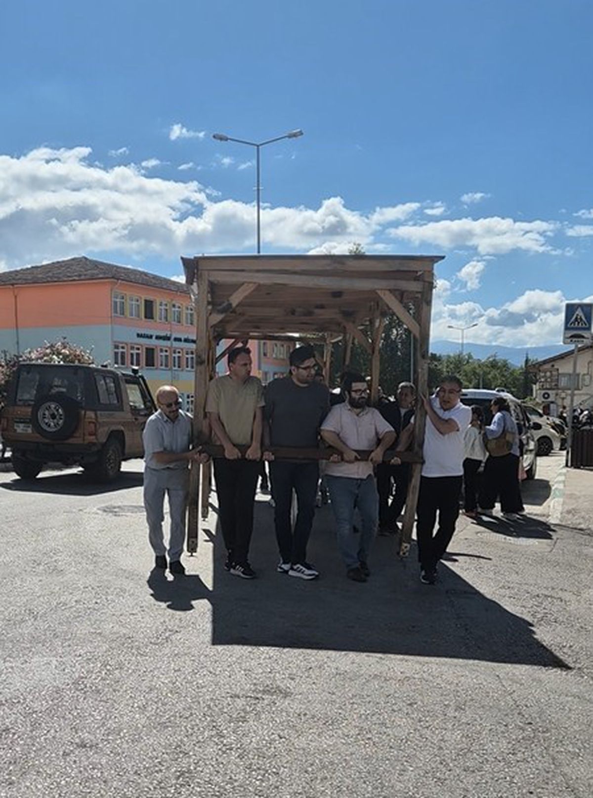 Öğretmenler kamelyayı, yıkılacak okulun bahçesinden yeni okulun bahçesine elleriyle taşıdı