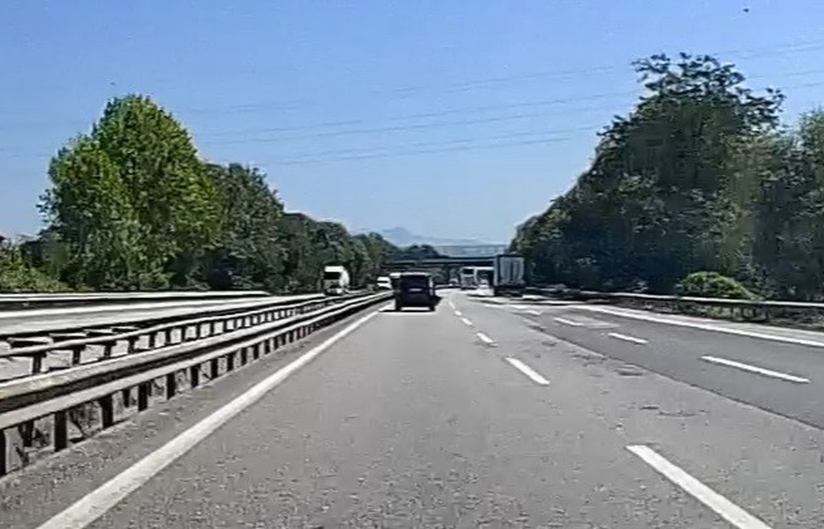Otoyolda seyreden aracın tamponu koptu: O anlar kamerada