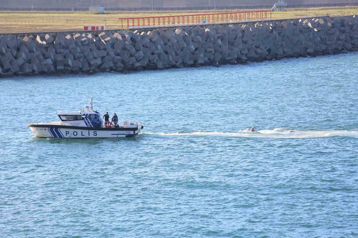 Rize açıklarına acil iniş yapan uçak limana çekildi